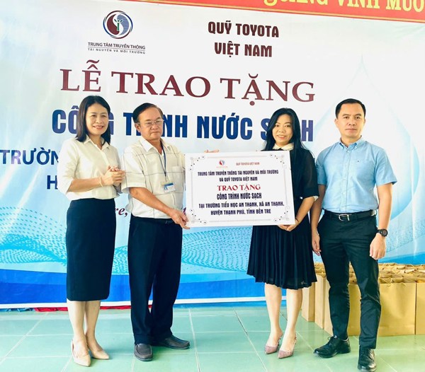 Quỹ Toyota Việt Nam bàn giao công trình nước sạch cho trường tiểu học tại Bến Tre